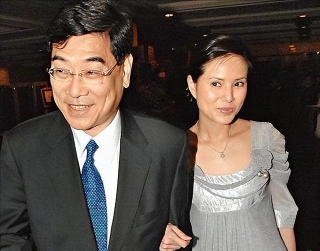 2013年，李若彤在飞机上偶遇周润发，两个人合过影后，周润发问李若彤：“你现在有