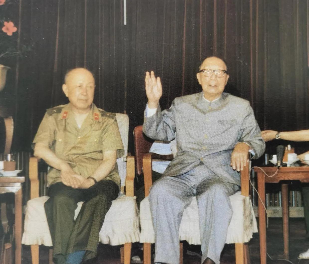 1986年，钱学森在中国航天创业30周年之际，专门去玉泉山疗养地看望聂荣臻帅，已