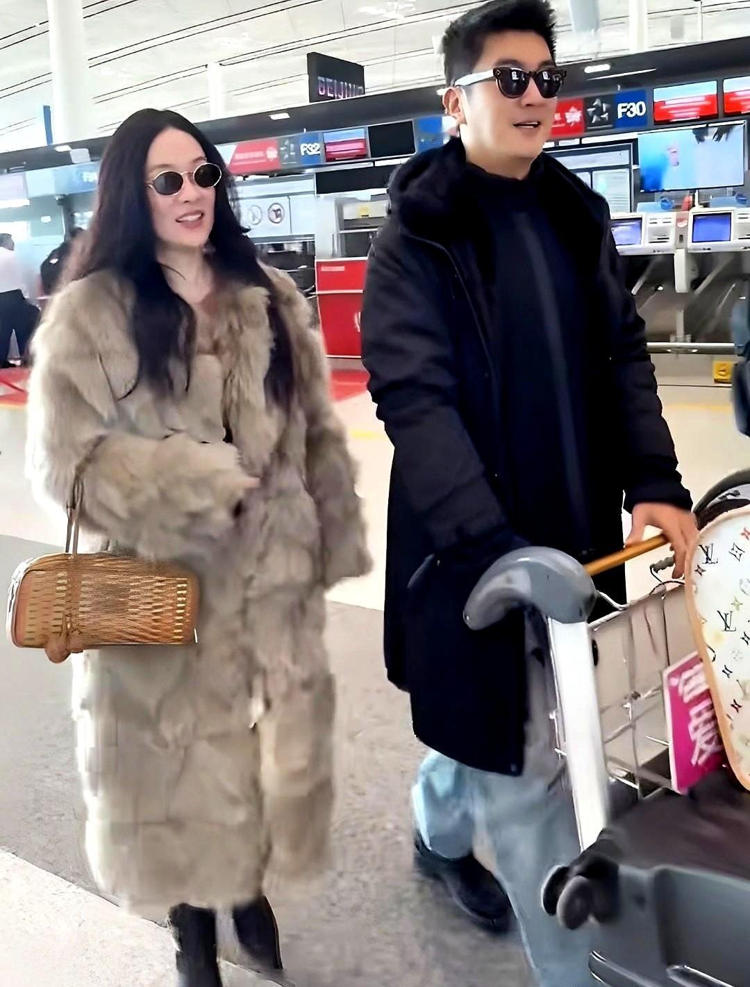 霍思燕又穿皮草大衣了，暴发户的既视感，一身毛茸茸。她和老公杜江戴墨镜，拉着行
