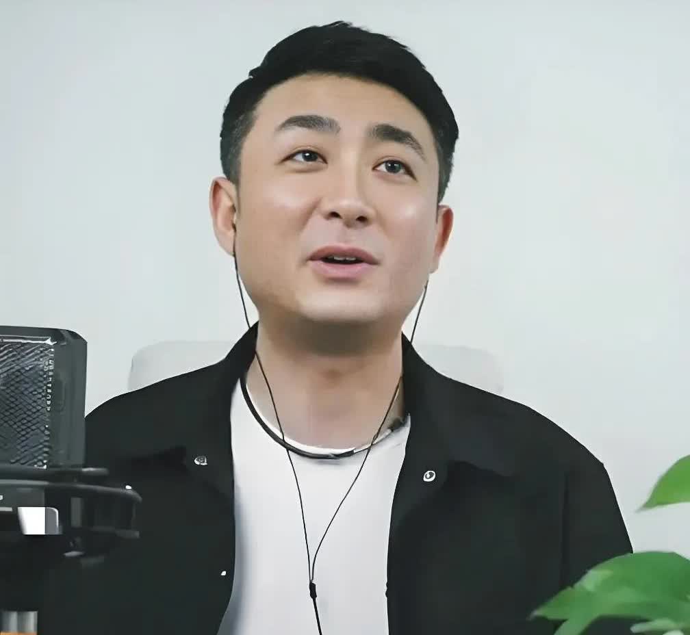 侯耀文高徒直面争议，感恩哥嫂相帮！前日，刚刚胜利完成主持工作的郭晓小，面对网