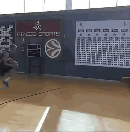 东契奇没吹牛，他确实13岁都能胯下扣篮。网上有多个他皇马时期胯下扣篮的视频，海