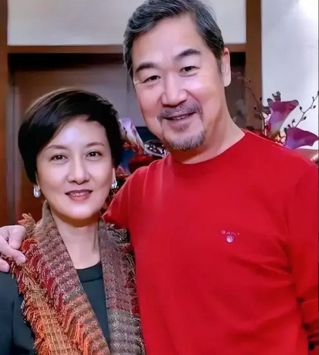邓婕说，我和张国立结婚后没有生自己的孩子。因为张国立已经有个儿子张默，我们俩商量