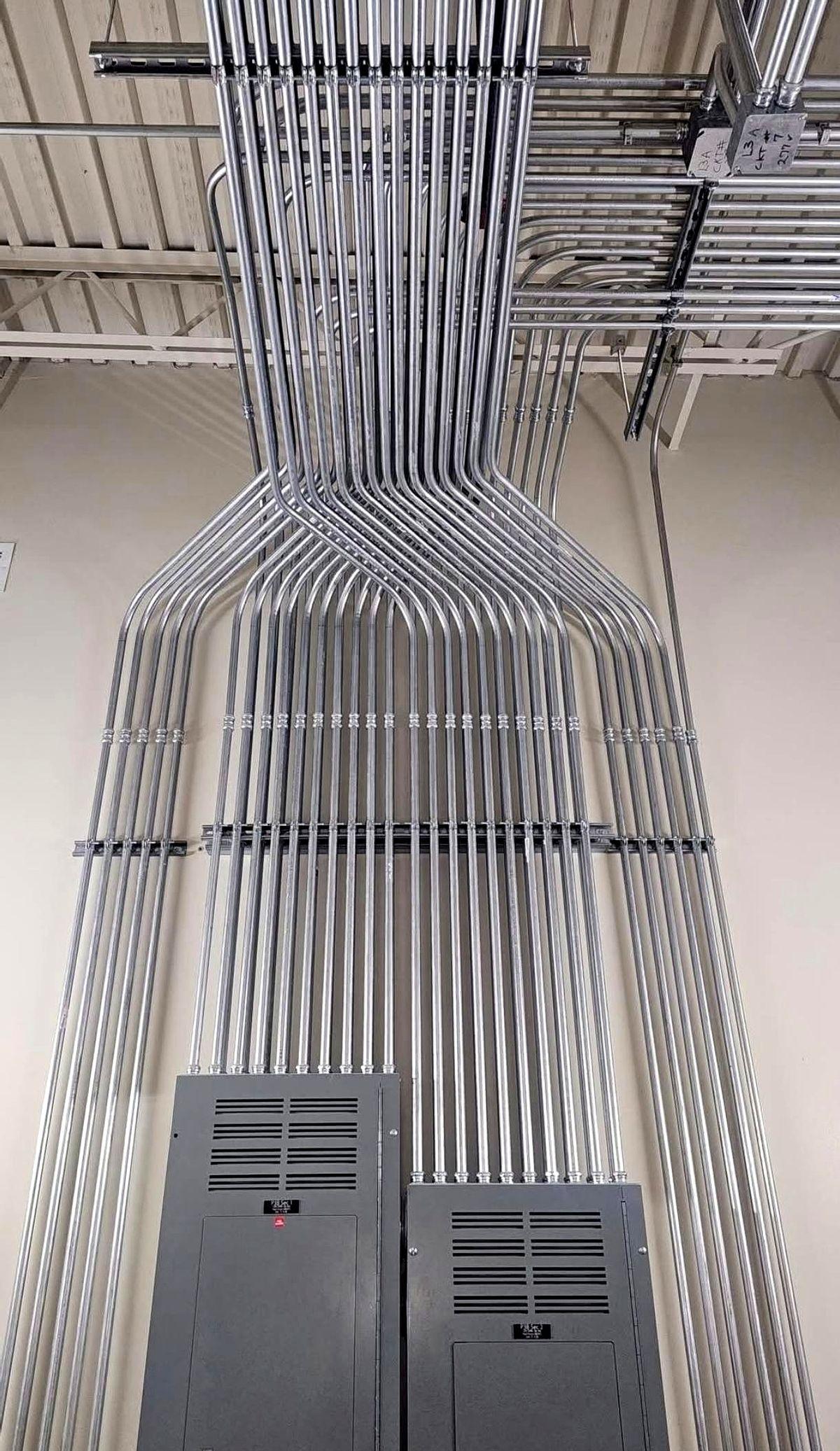 在加拿大干电工重要的是会走管。按照北美的供电标准，走金属管防火，40刀一小时，