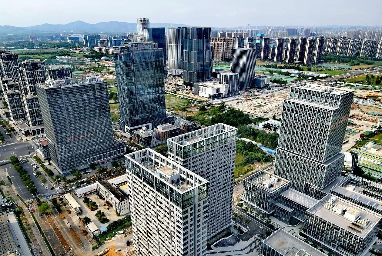 杭州“天”塌了，南京江北新区320米的金融中心已经冲出地面，这就意味着南京江北的