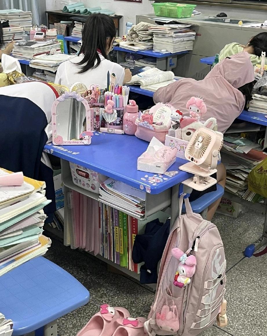 一个初中老师说他教过的女孩子是学霸的，他们的朋友一般不会超过5个，朋友多的女孩子