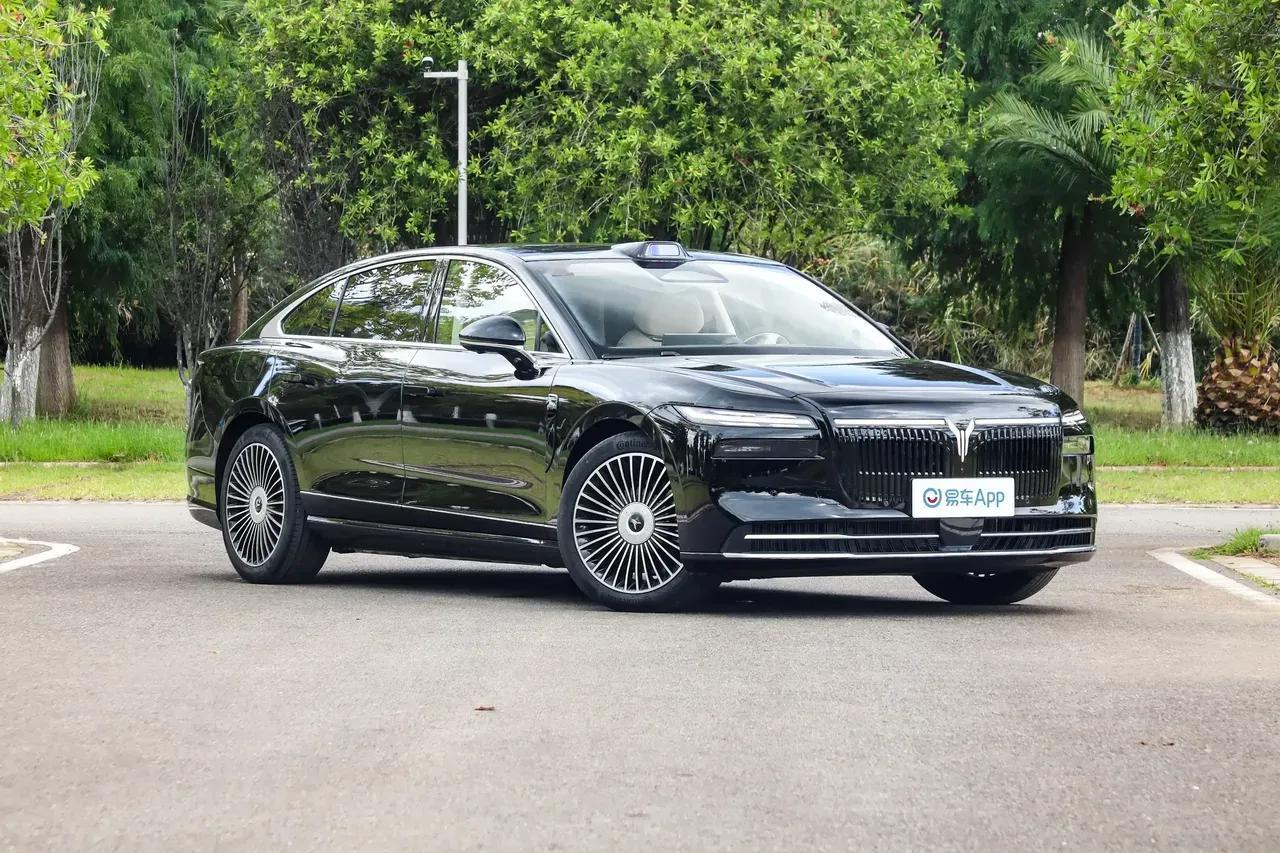 追光L前面造型有点岚图318的风格，看起来很霸气，很男人的感觉。事实上除了外观