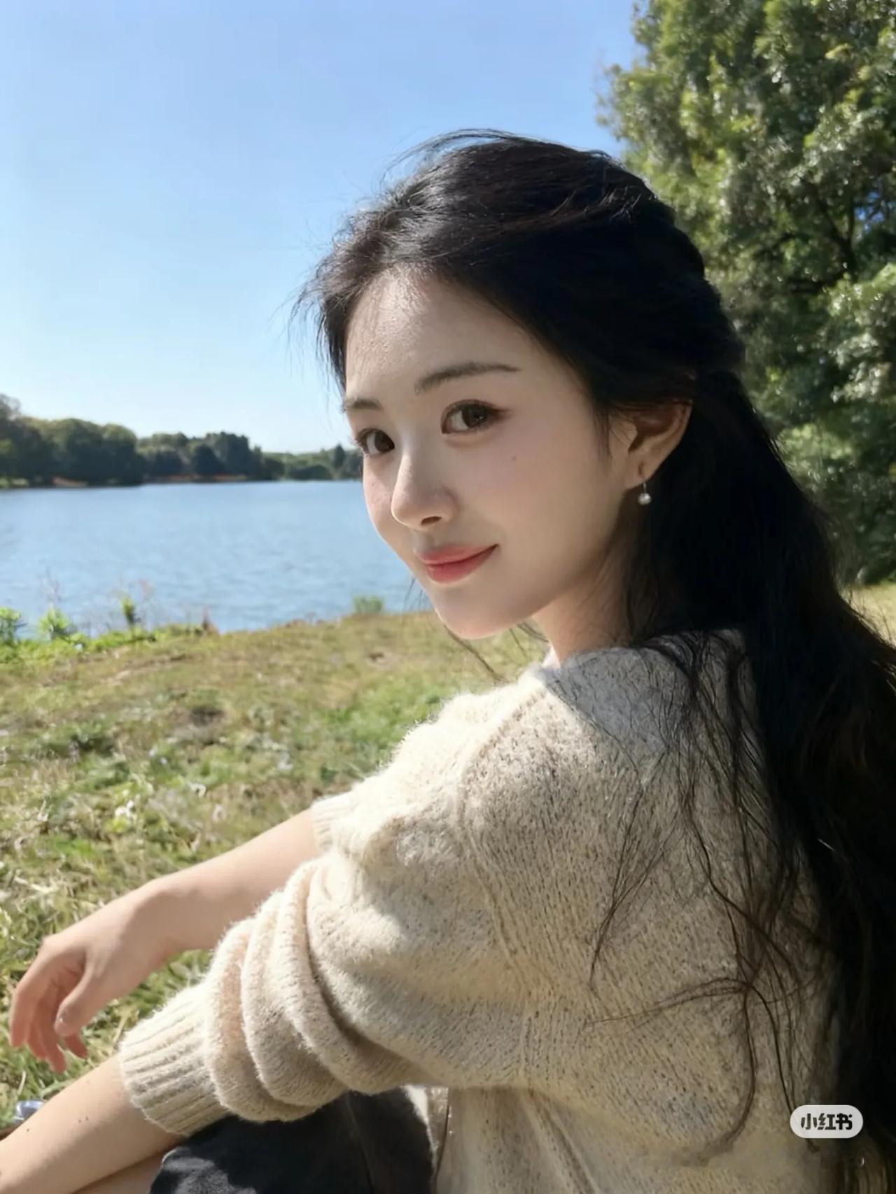 阳光下的少女，微笑着看向远方街拍高清美女