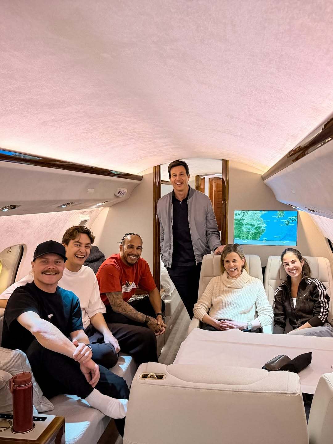 有爱的Toto可以看到f1中国大奖赛结束后，汉密尔顿、博塔斯、拉塞尔一同乘坐T