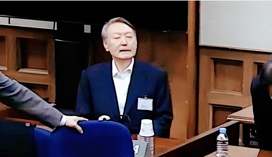 快看大瓜！韩国前总统尹锡悦，刚被法院判了无期徒刑没几天，就立马翻脸上诉了。 