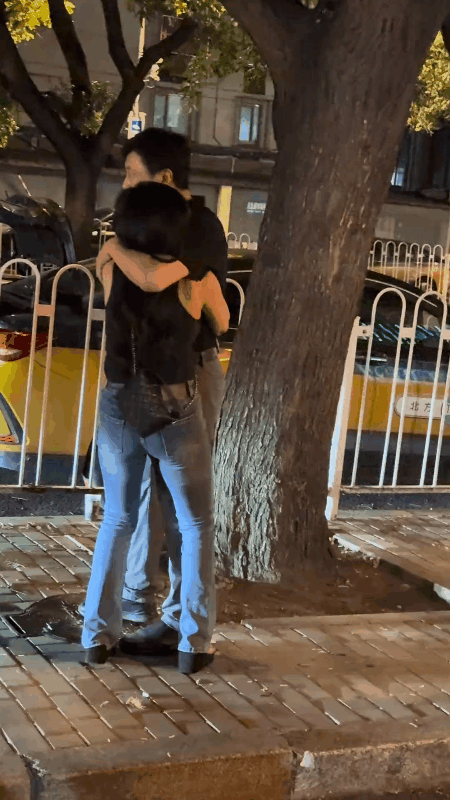 看这个视频感觉空气都是甜的！一对情侣在一棵大树下亲热，柔和的灯光照在他们身上，