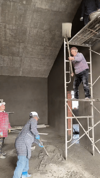 一个建筑工地的“包公头”为了省点钱竟然雇佣了几个六七十岁的老年人来为他干活。虽