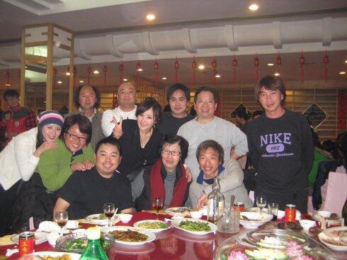 杨幂早期好多没见过的合影，杨幂这脸蛋好小好精致，笑得好甜！cr.地瓜Lime