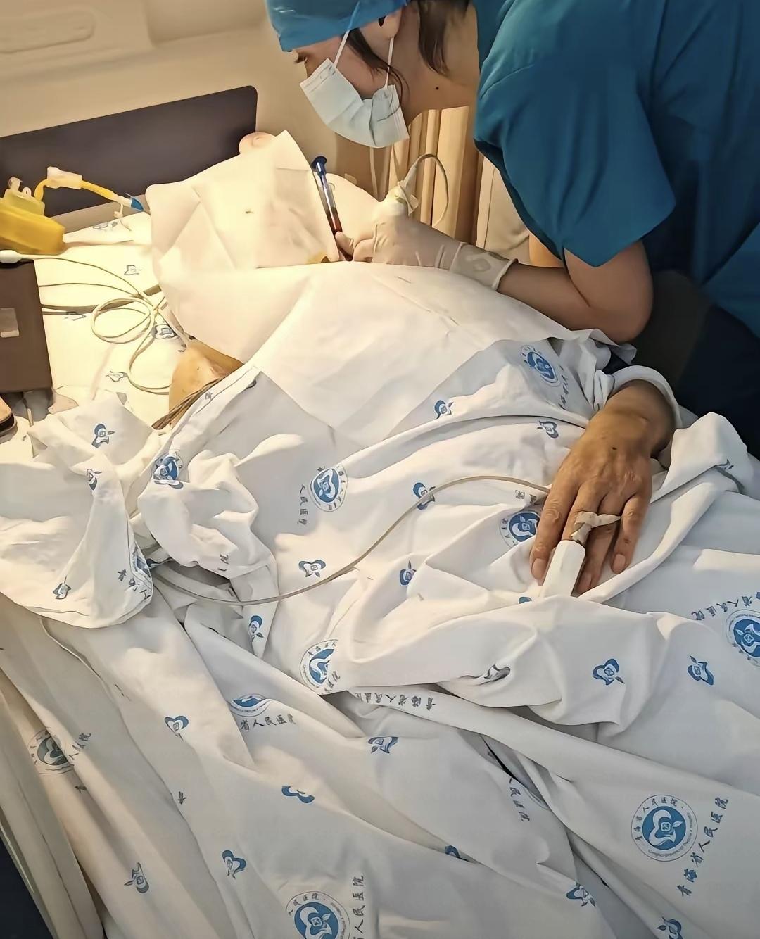 最近刷到一个事儿，25岁的舞蹈老师秦贝贝走了。网上很多人说她走得很安静，其实不是