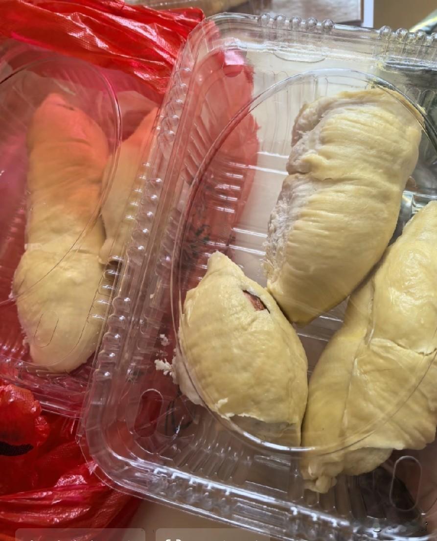 老公买个榴莲放在婆婆家了，说是周末回去一起吃。周六晚上吃过饭，孩子嚷着要吃榴莲，