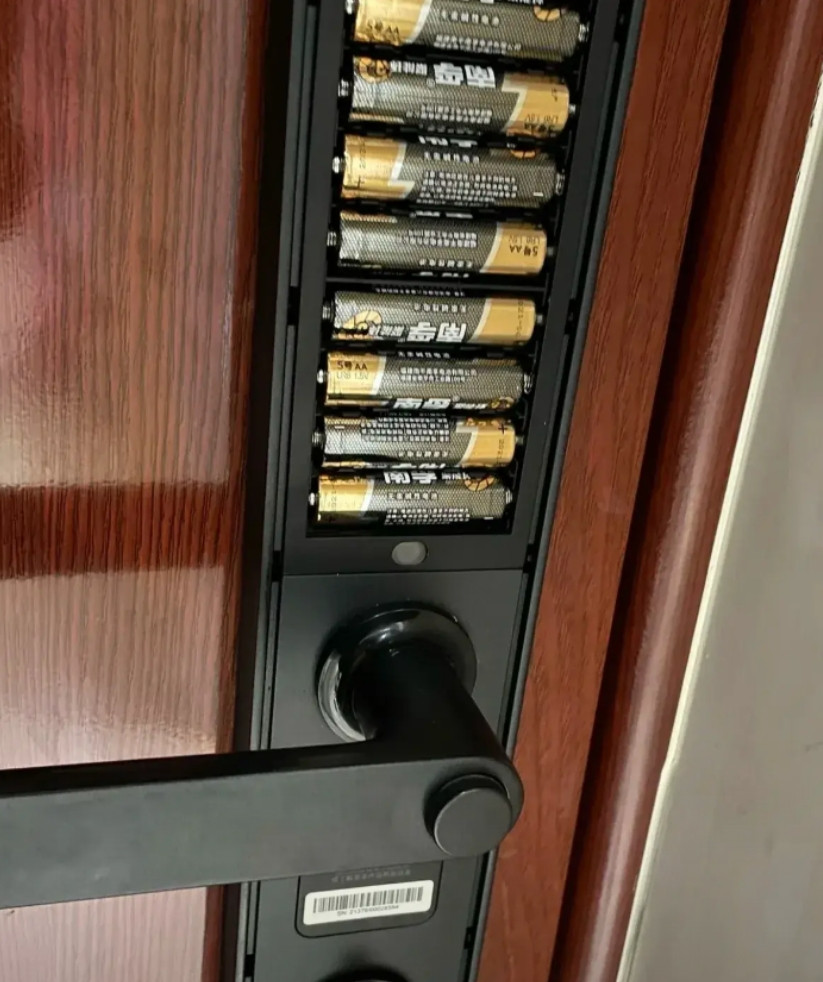 为什么我的智能锁这么能吃啊...有没有安装以后后悔的每次都是8节电池，用一个