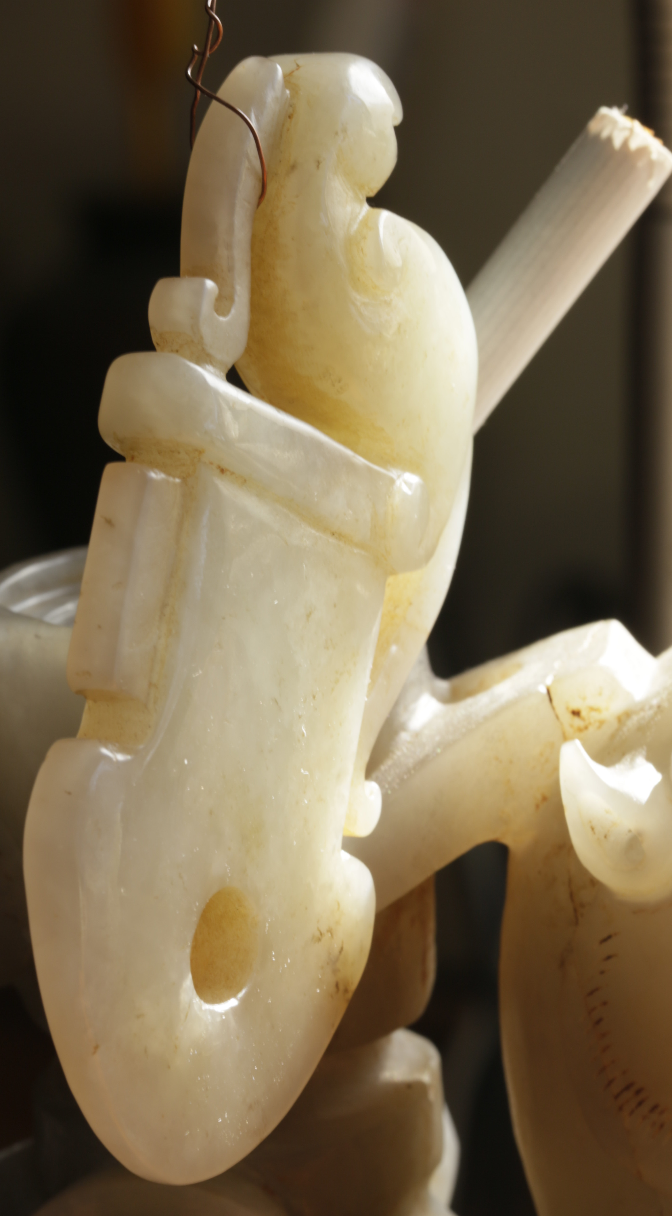 汉.和田玉凤钮戈形玉佩一件尺寸：重59.8克，高89MM，宽44MM，厚15