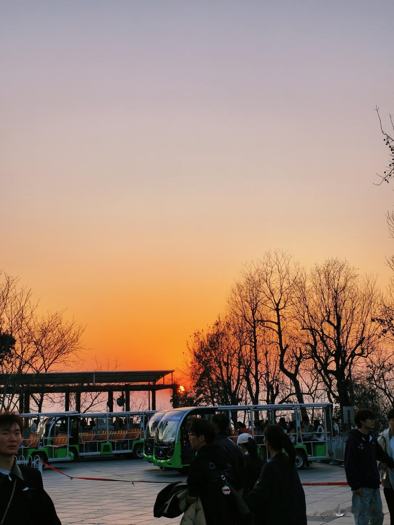 朋友的外婆在医院，对着家人说，如果是癌症就别治了，回家。前天，朋友和我说，她外