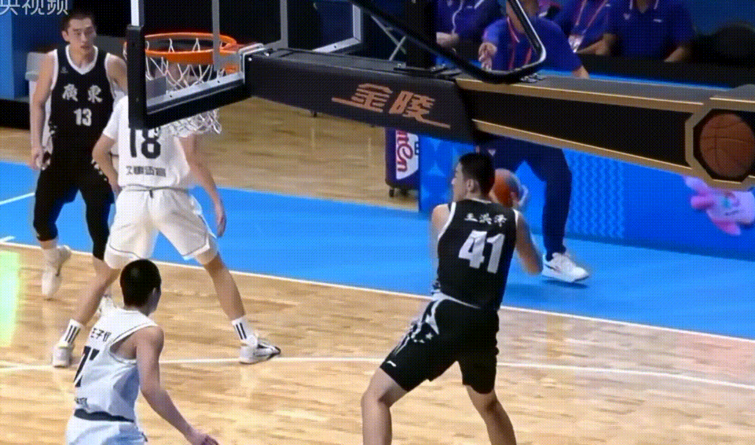 哈哈这球，王洪泽低位强吃，对手啪得一下就倒了，裁判第一时间吹罚假摔，技犯！确实演