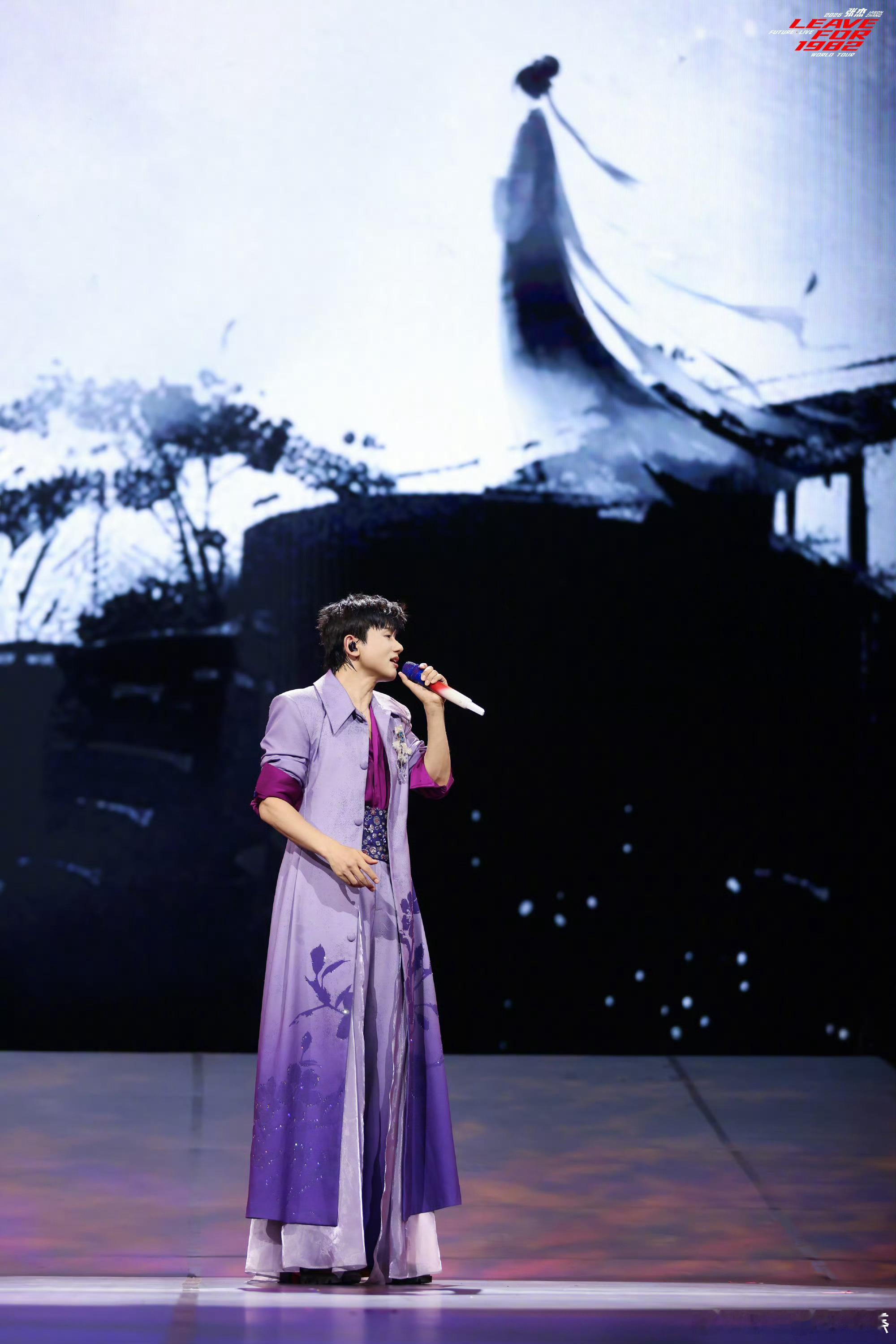 张杰演唱会没有花里胡哨的噱头张杰的演唱会，还真不是粉丝自嗨。他台上没什么花哨噱