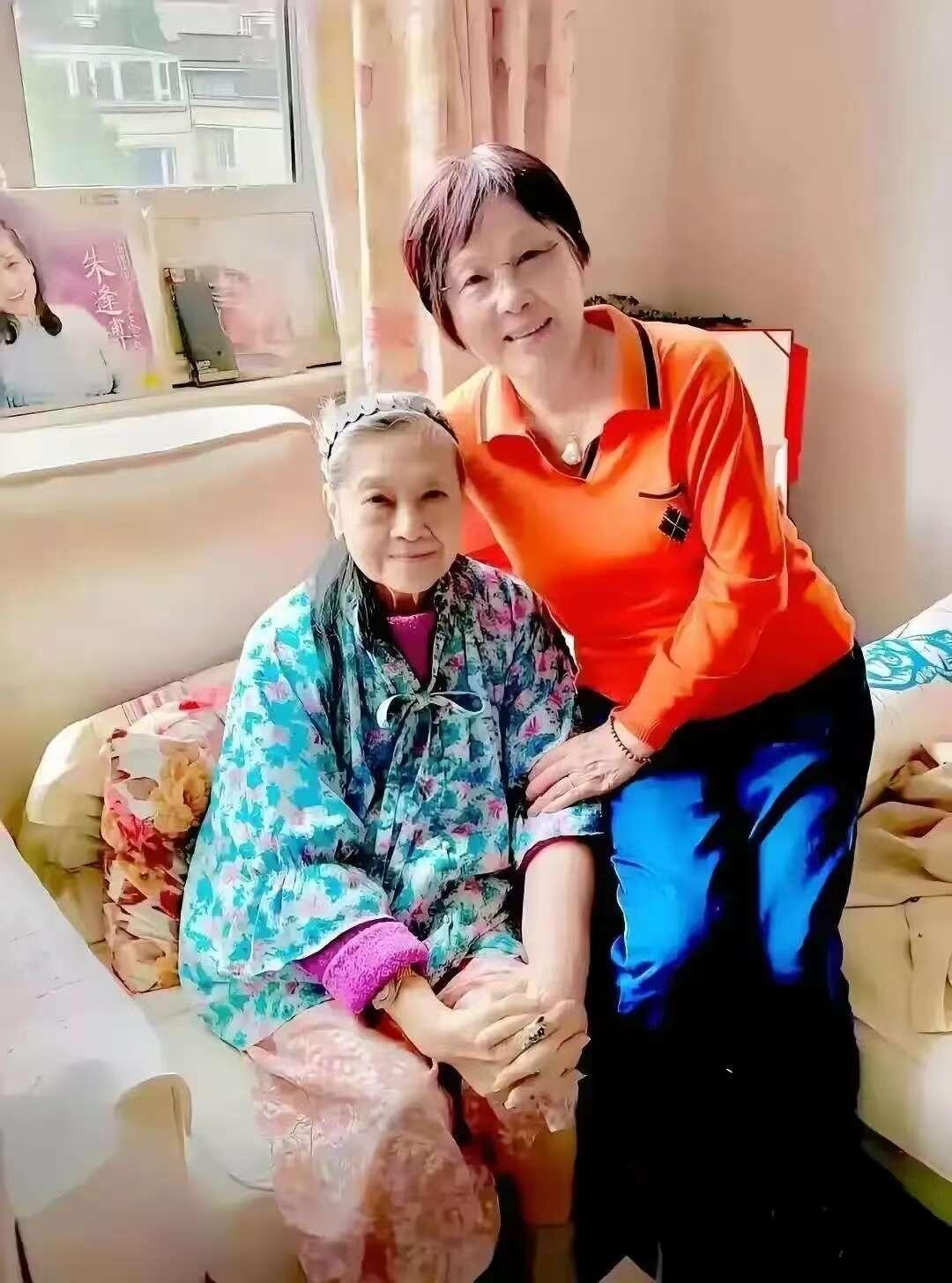 朱逢博老师满头都是白头发，但这一点也不影响她的气质，好优雅大气，看着大方，估计有