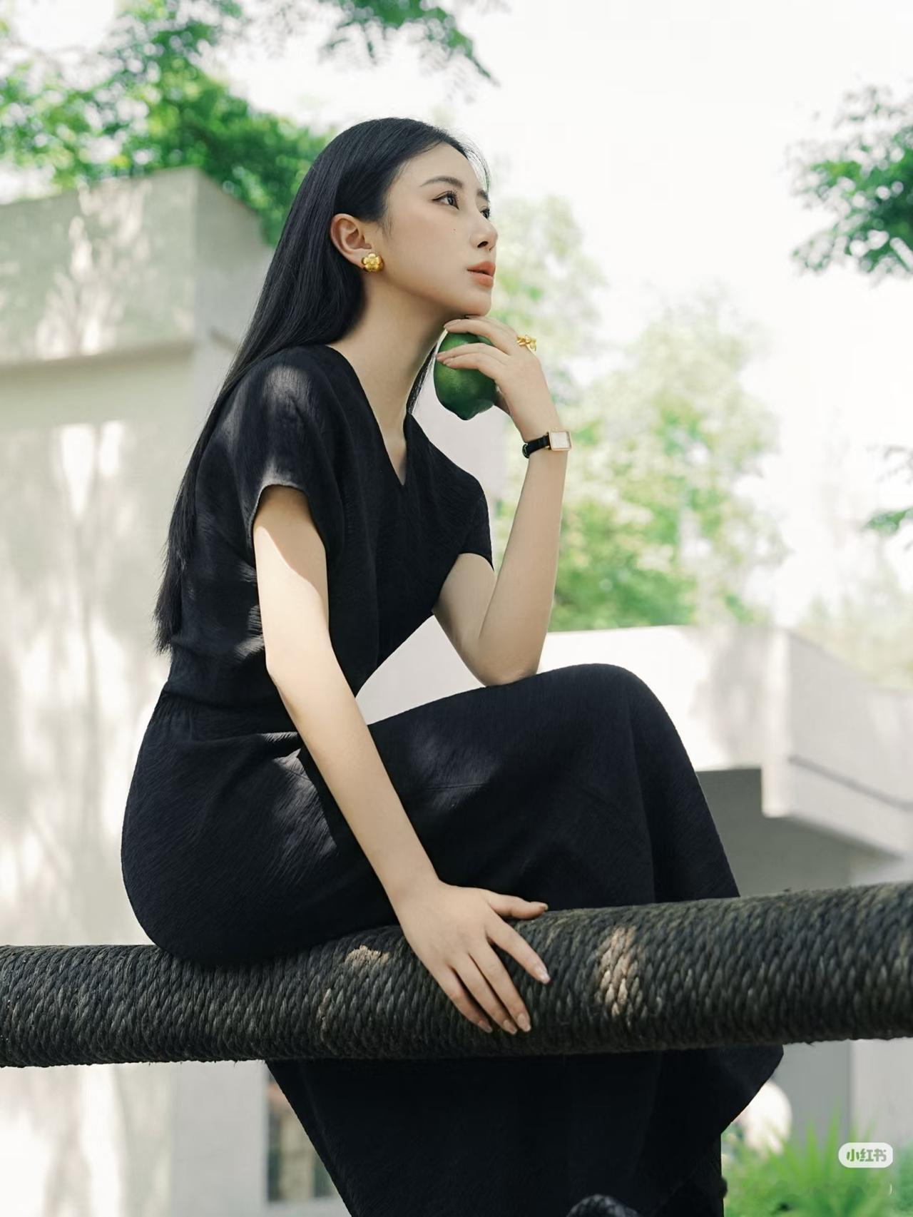 绿绮轻抚处，清风入画来。