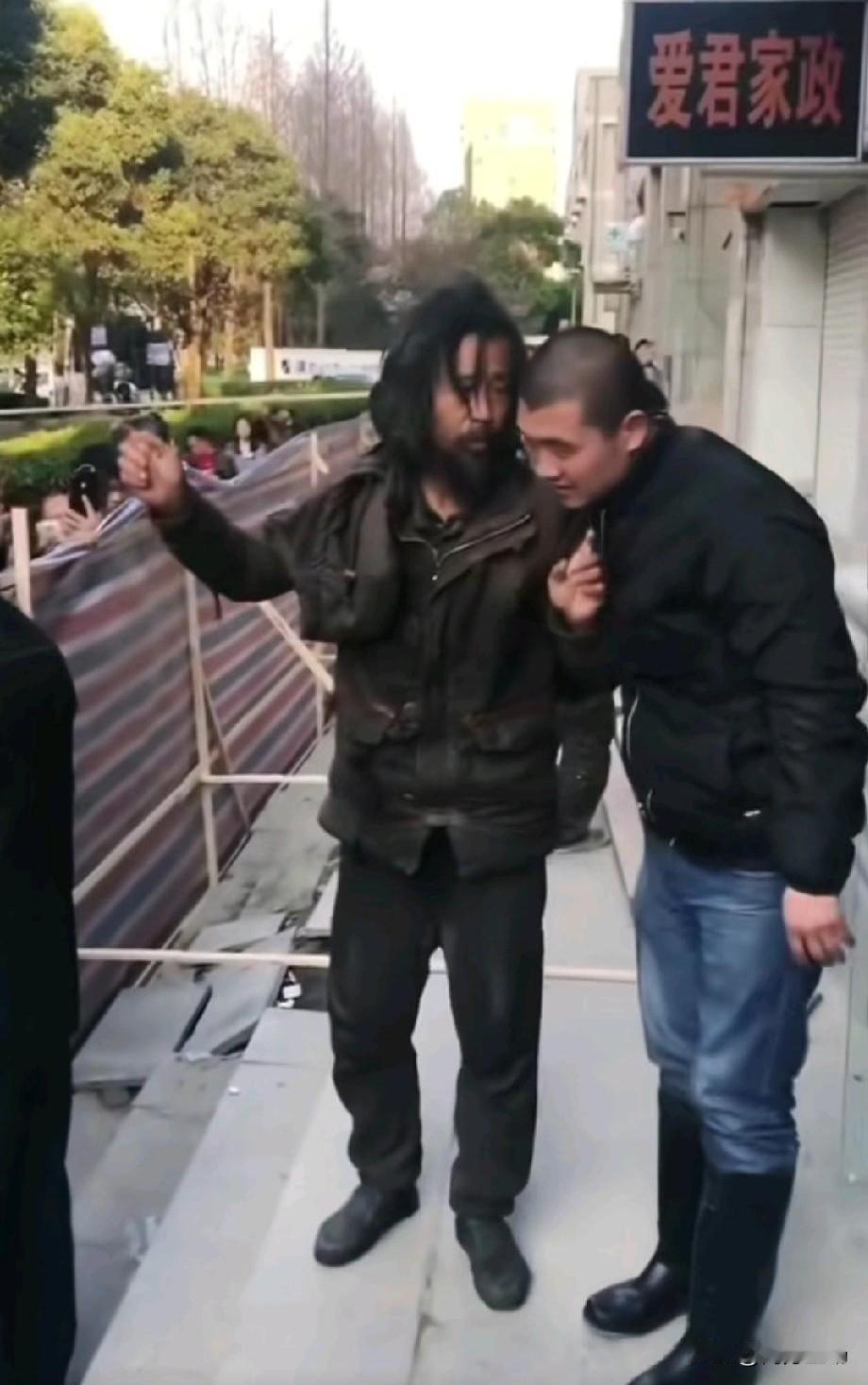 2019年流浪大师沈巍走红时的盛况。用宋丹丹老师的话说，那场面是相当壮观，锣鼓喧