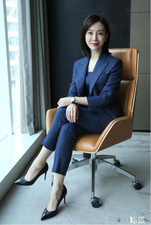 陈数虽然老了一点，但与生俱来的优雅与端庄依旧清晰可见。不得不说，真正有韵味的女人