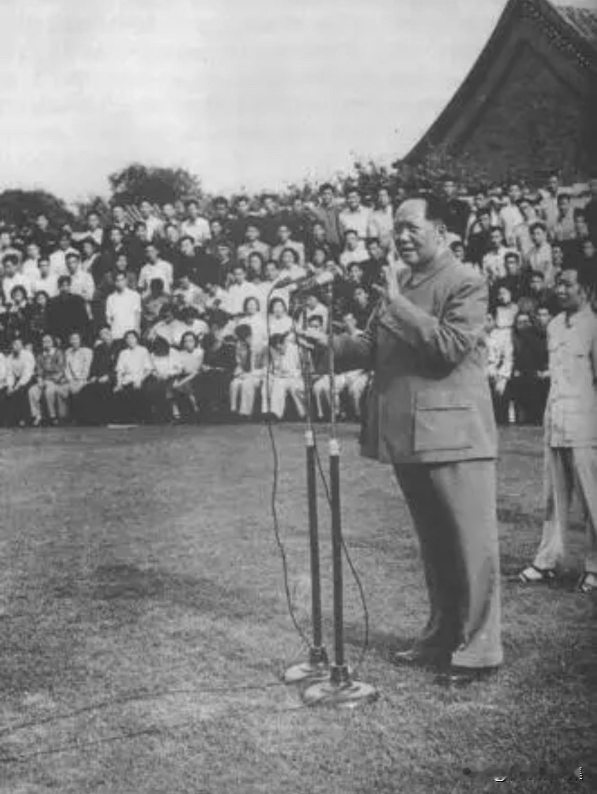 1957年5月25日，毛泽东主席在北京接见中国新民主主义青年团第三次全国代表大会