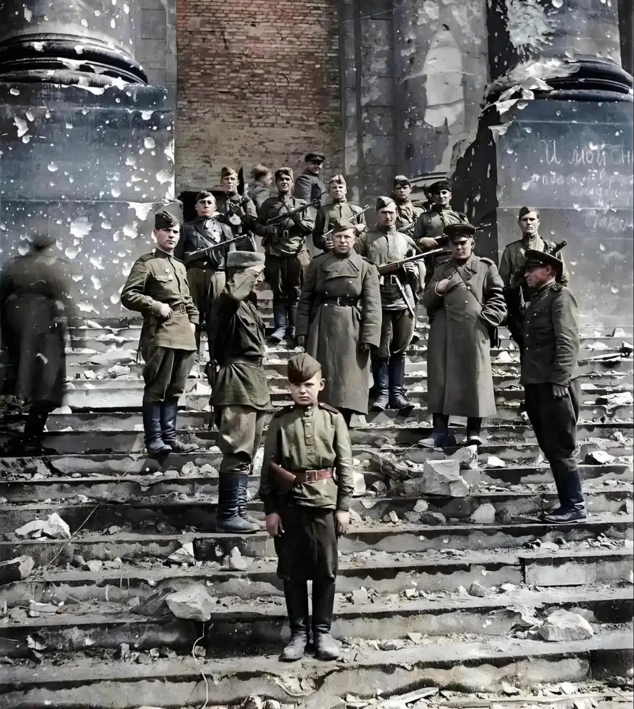 这是一张人工上色的二战彩色历史老照片，拍摄于1945年5月3日，柏林战役落下帷幕