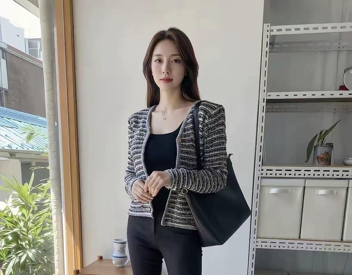 衣服漂亮还是人漂亮呀，只能说人长得好看穿什么衣服都好看，你们觉得我说的对不对？
