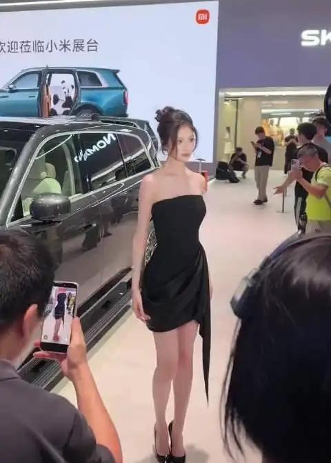 最近的成都车展上，知名模特兼网红琳园长（王静瑶）自发出现在小米汽车展台，收获了许多好评和热度，大家都
