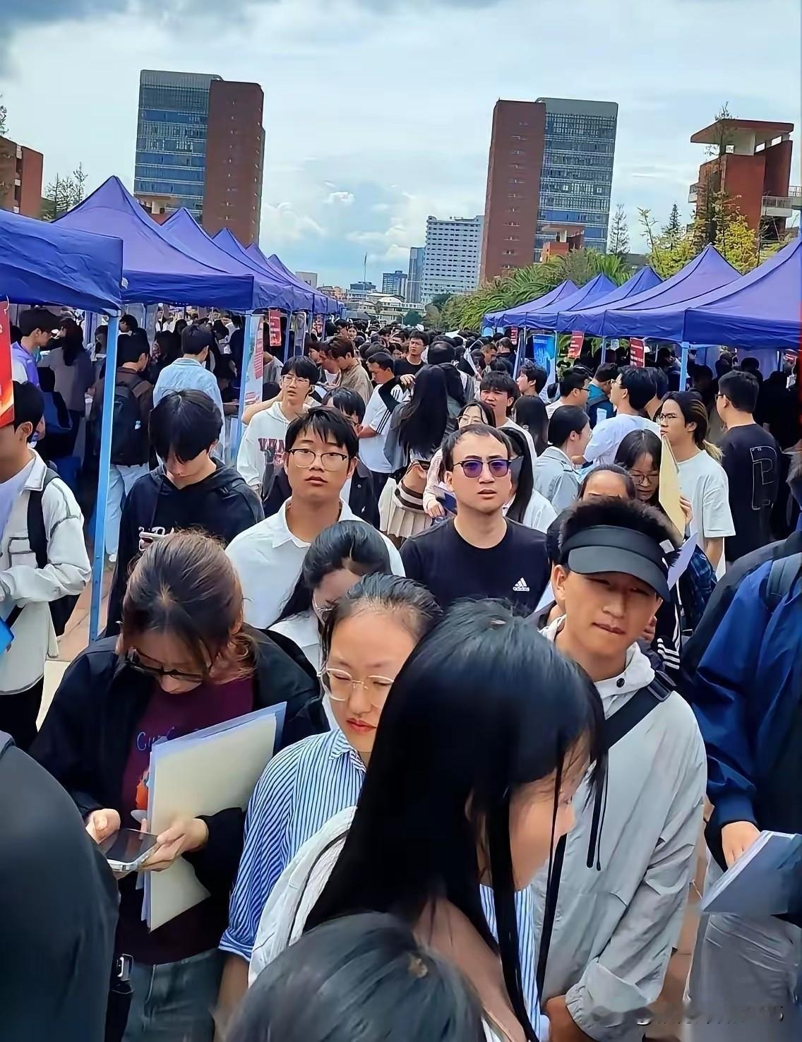 现在大学毕业生找工作真是太难了！22万人挤破头抢5000多个岗位，招聘会现场跟打