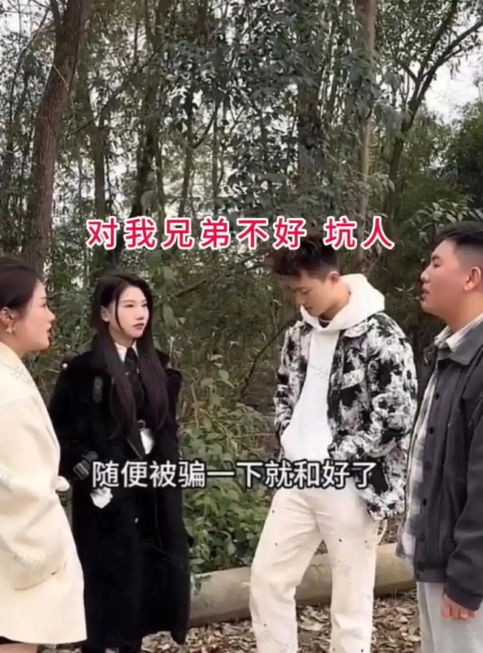 湖南一位男生赴约相亲，意外遇见分手两年的大学前女友。两人曾相恋三年，当初女方主动