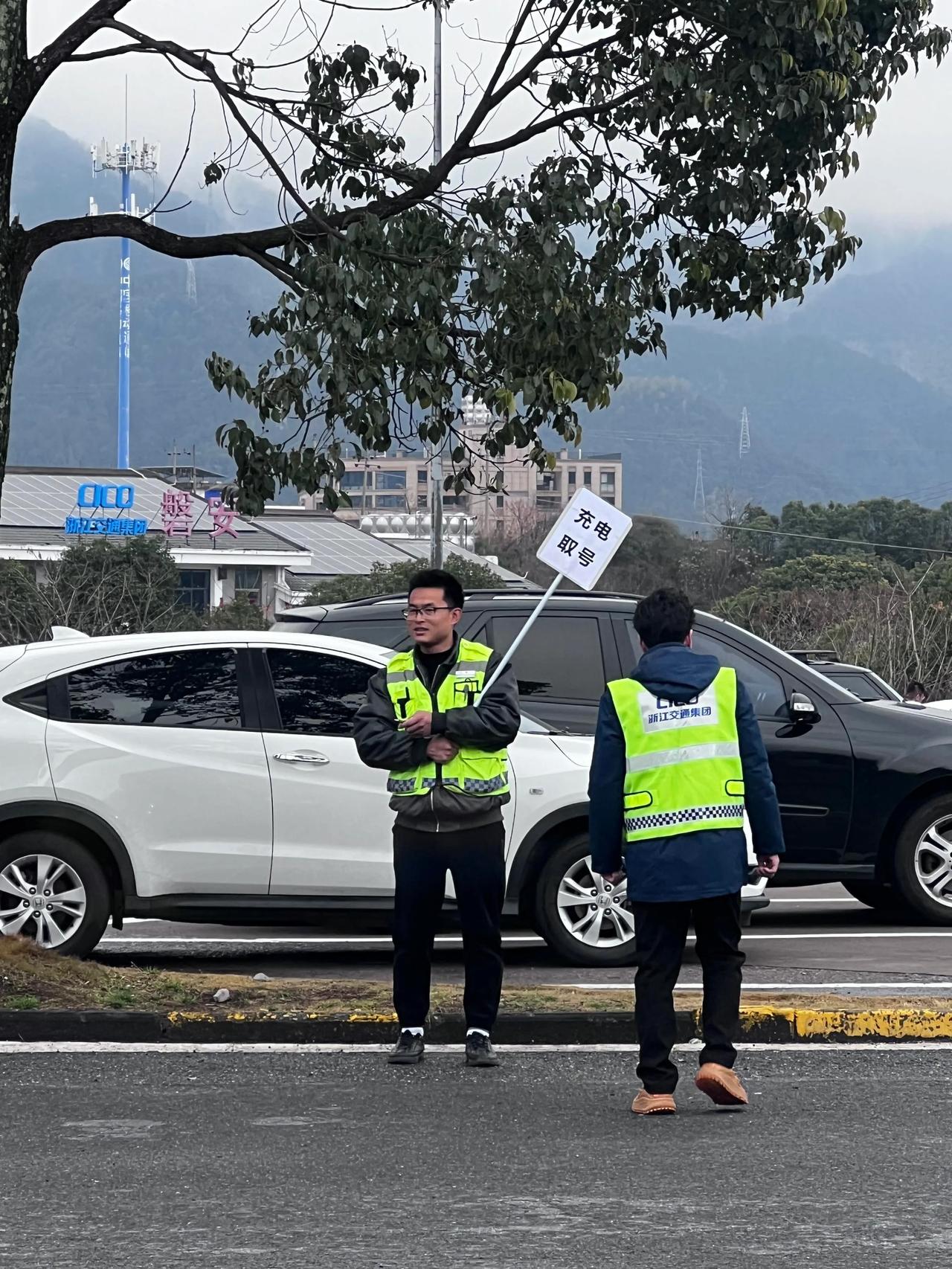 假期出行，高速充电真的是不可避免的一部分。尤其是开电车的朋友们，每次到服务区充电