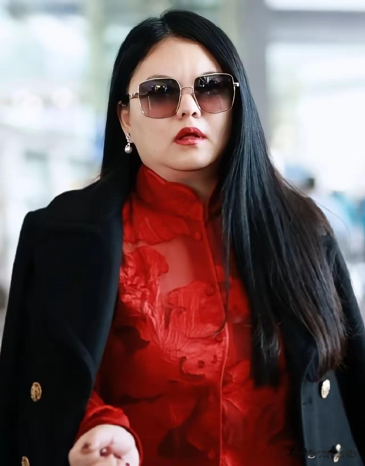 终于搞明白了李湘社交账号被封禁并不是单纯的违反平台规定，而是因为这几个原因