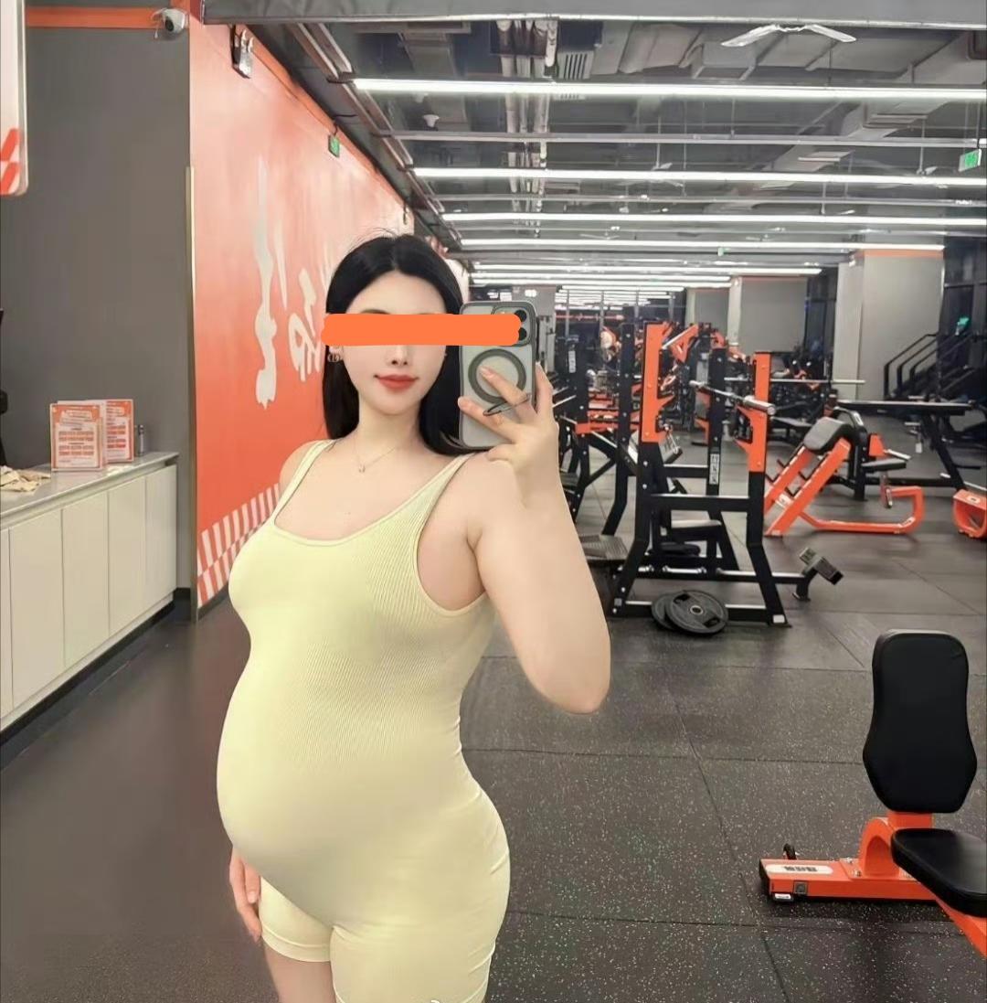 怀孕肚子都这么大了，还泡在健身房里对着镜子自拍，这也太拼了吧？不是我危言耸