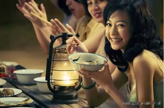 1949年，蒋介石带着60万大军败逃台湾，其中大部分都是没成婚的年轻人，为了解决