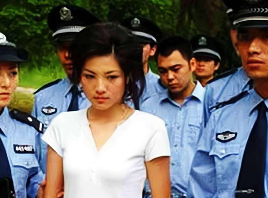 2005年，毕丽梅被枪决后马上就送进了火化场，然而即将火化时，有人看到毕丽梅忽然