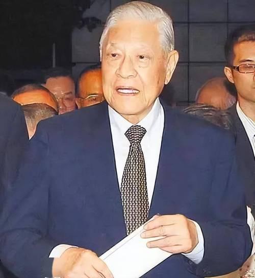 有人说李登辉这么明显的涉日背景，为什么还能得到蒋经国信任？我想说，大家不要被宣传