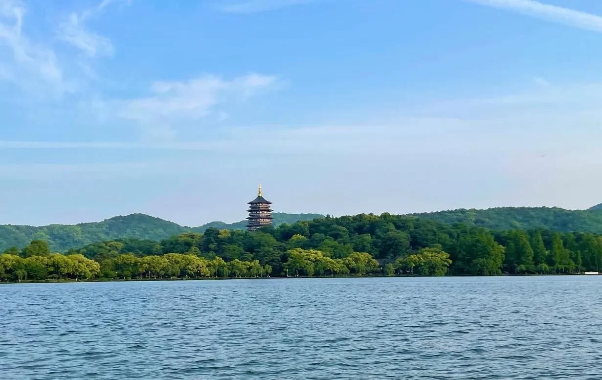 杭州有个免费的西湖，扬州有个门票100块的“瘦西湖”。杭州的“西湖”其实早年也
