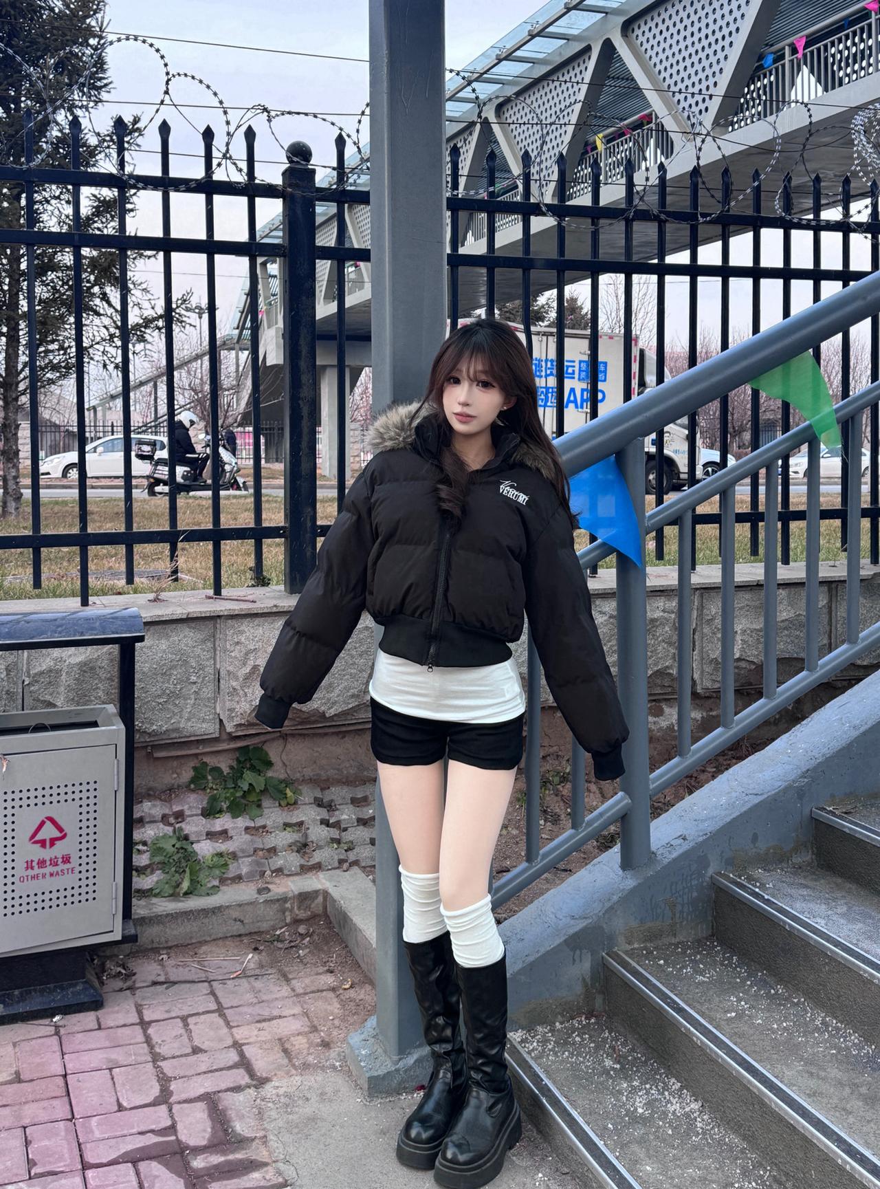 面包服+黑短裤冬日轻辣感|||这套是冬天很常见的“上厚下露”思路核心是那件短