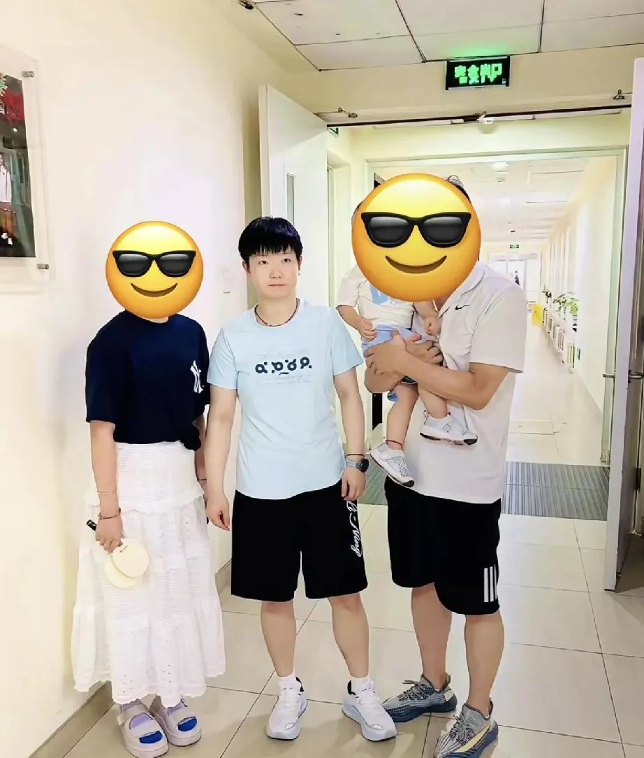 莎莎新鲜的合照来啦！这么一看莎莎真的一点也不矮啊，穿着五分的短裤，腿一点都不显