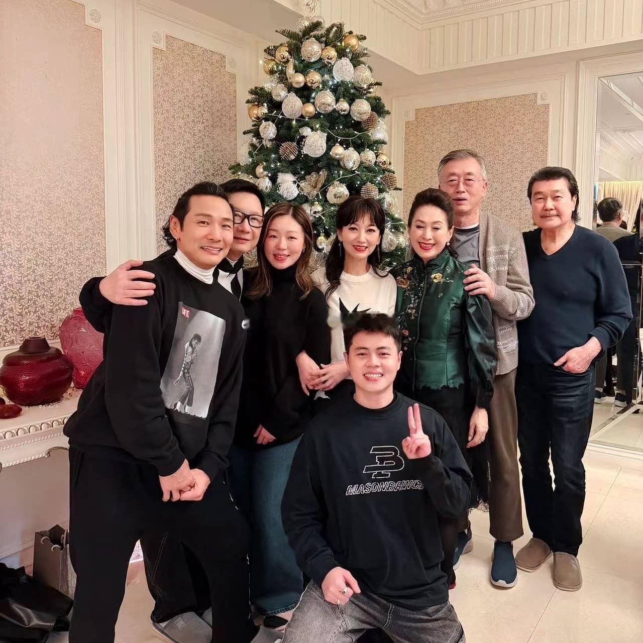 平安夜赵雅芝和杜德伟等朋友聚会