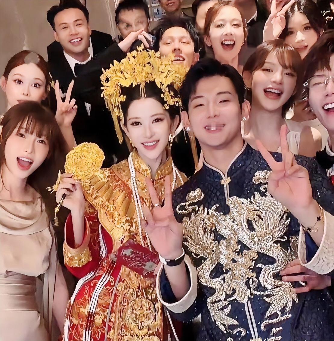 梅尼耶结婚，痞幼直接当伴娘。还记得当年他俩疯狂炒CP，全网都在磕。这下算是看明白