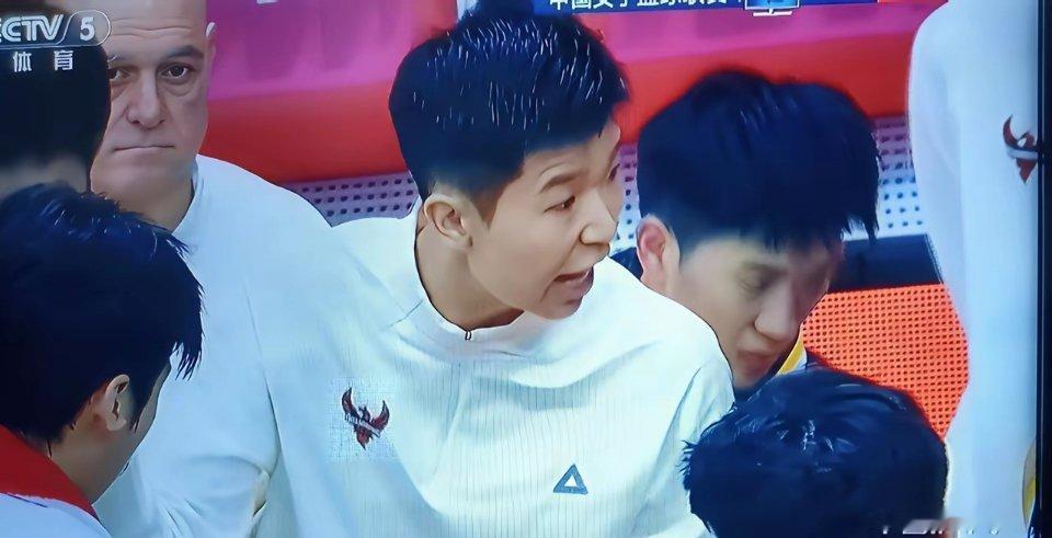 广东女篮主教练黄思静的执教风格太火爆了，总爱跟裁判较劲，还习惯对球员大吼大叫。跟