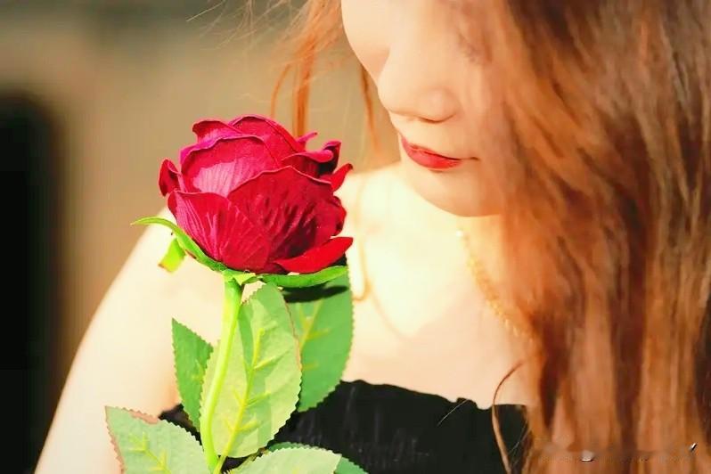 一个女人想你,会给你哪些暗示呢?一个女人想你，通常会有以下9点暗示：1、有意