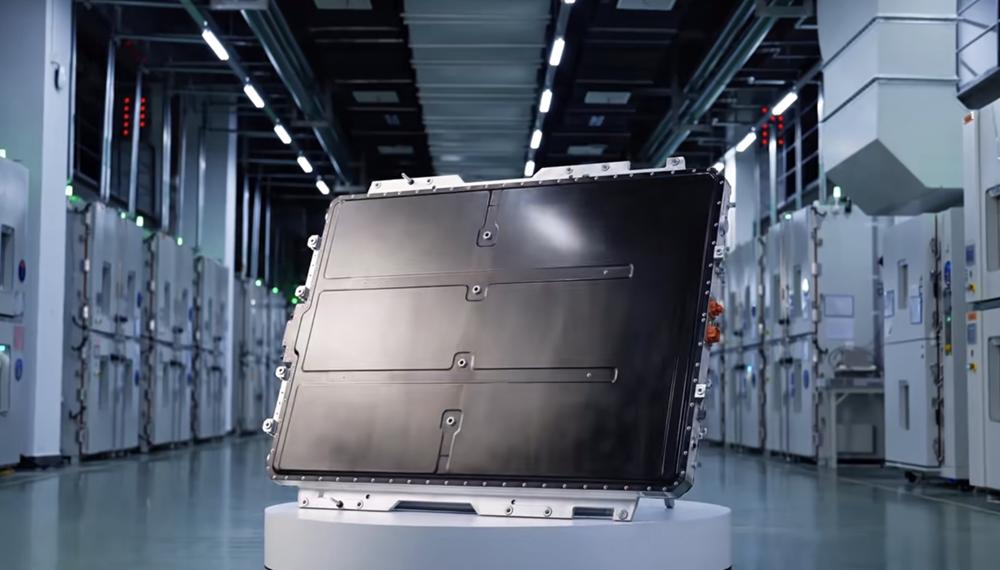 700-1000℃火烧不燃烧，华为巨鲸电池平台在极端场景下经得起严苛考验。