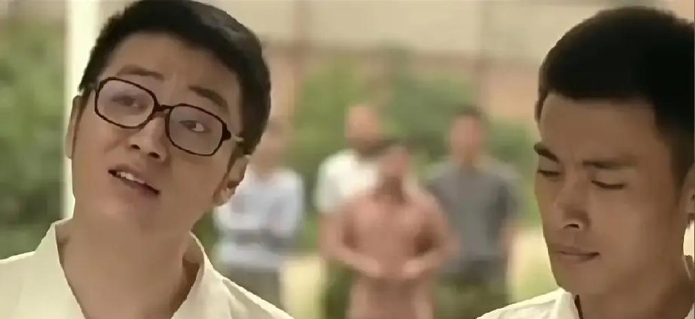 别光看《老舅》打架。电影里最狠的彩蛋，是街边那个卖磁带的小摊。摊主对刘野说