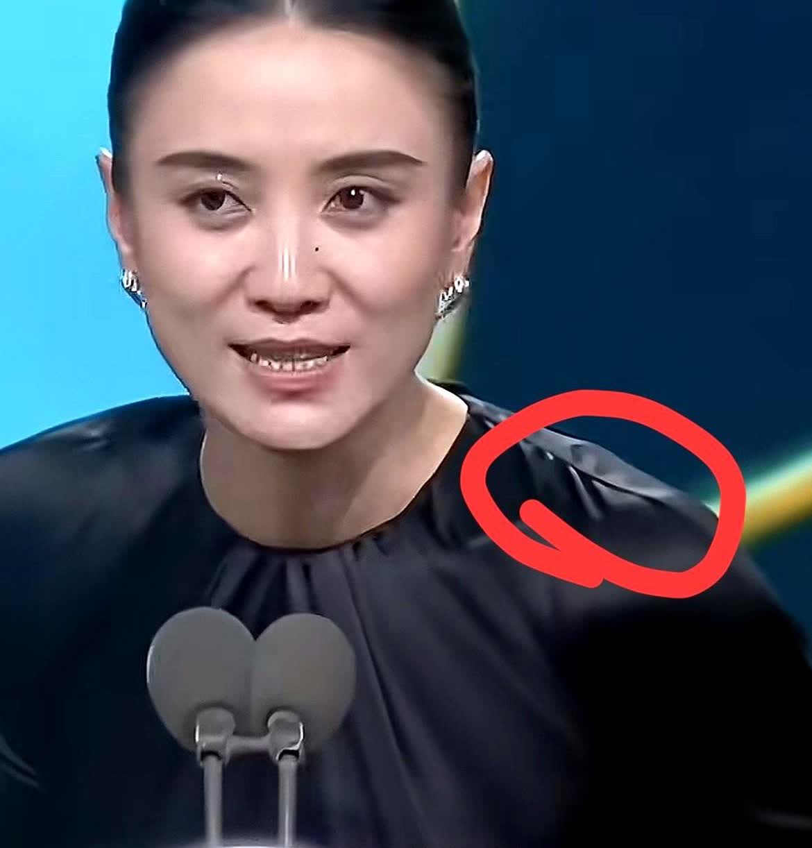 不知道你们有没有发现，宋佳在白玉兰获奖现场发言的时候有个细节特有意思。她
