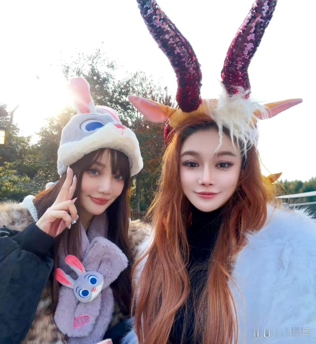 45岁李小璐和闺蜜冉莹颖一起到迪士尼乐园玩，两个人的穿衣打扮很有趣，少女心满满！